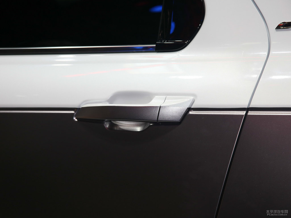 啞光灰長(zhǎng)安CS95車(chē)身外觀圖片