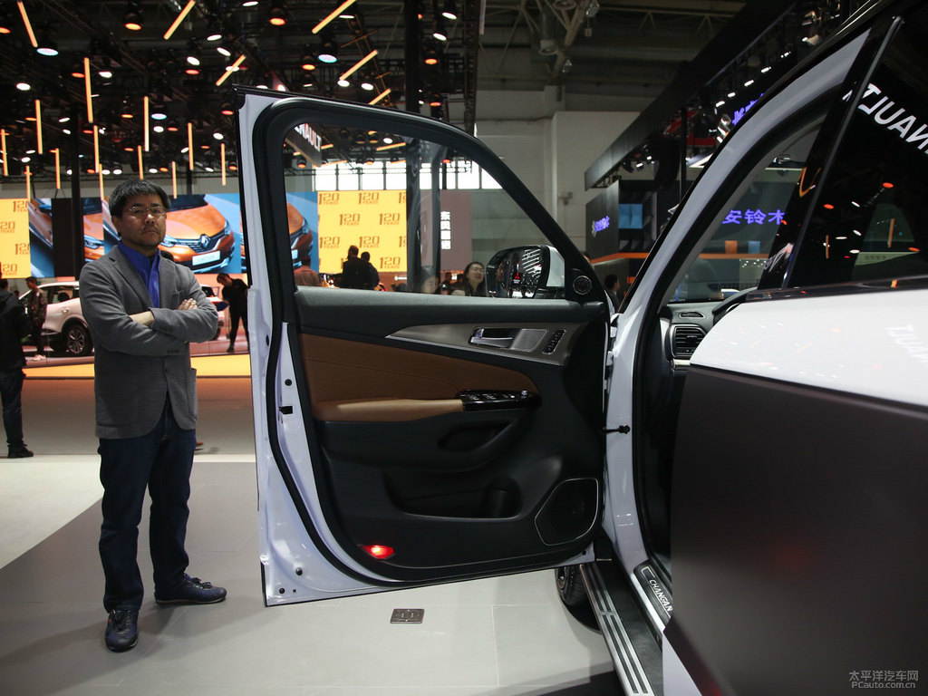 啞光灰長(zhǎng)安CS95車廂內(nèi)飾圖片