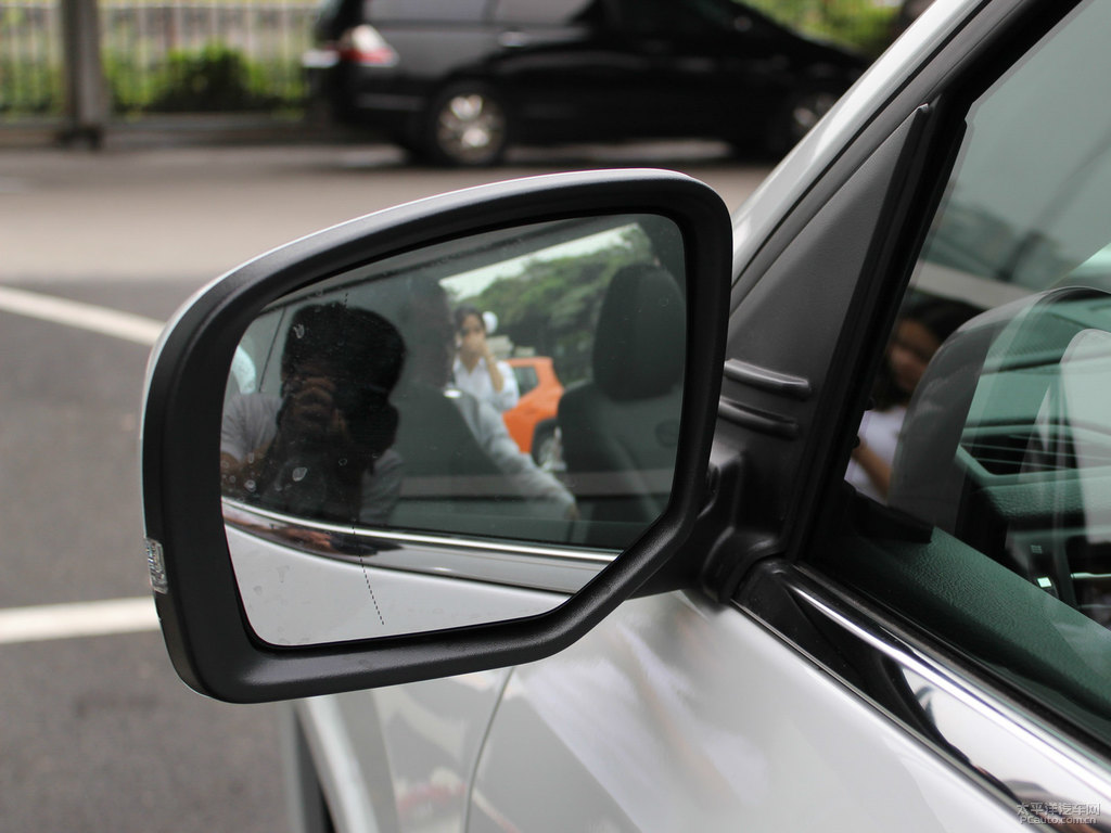 喀納斯白大指揮官車身外觀圖片