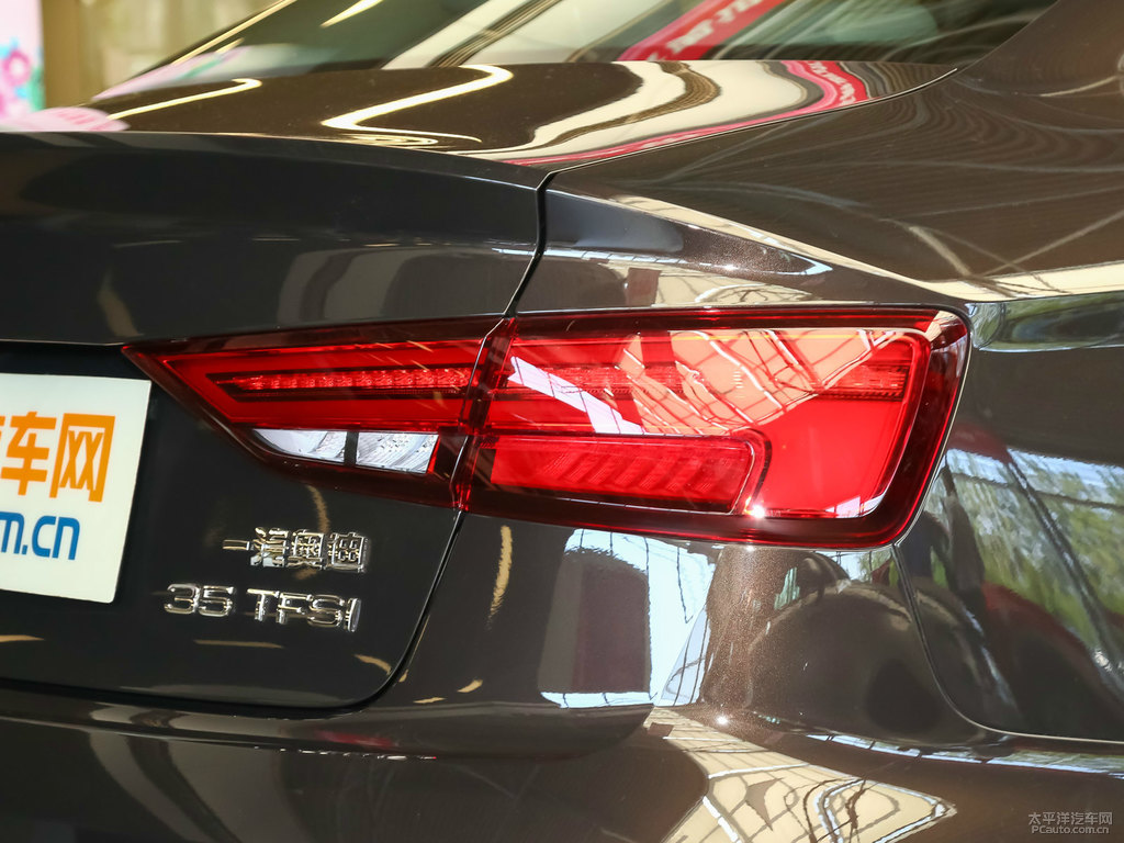 白瓊棕奧迪A3車尾外觀圖片