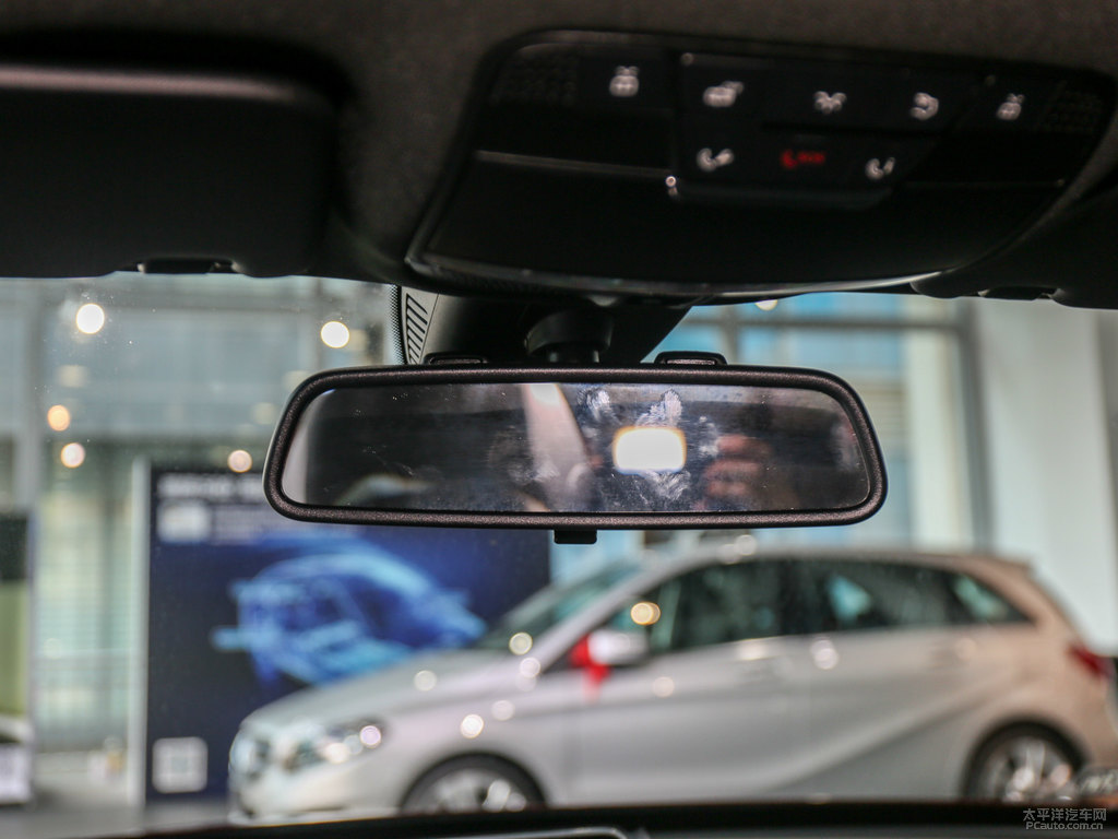鋯英石紅奔馳C級車廂內(nèi)飾圖片