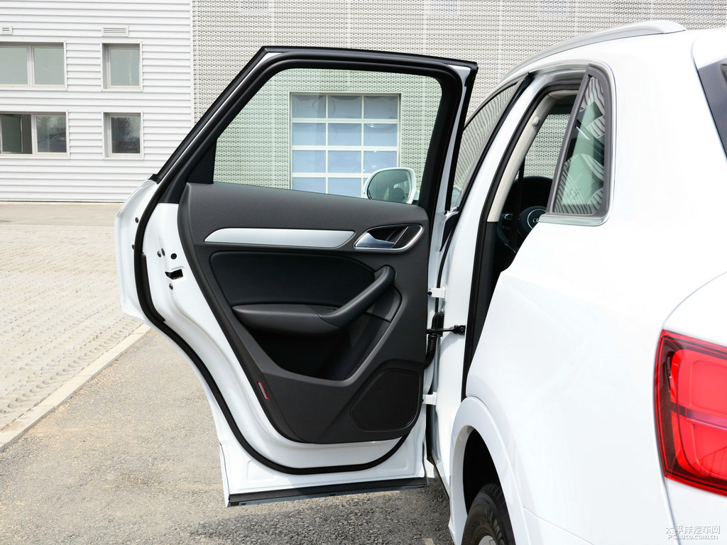 冰川白奧迪Q3車廂內(nèi)飾圖片