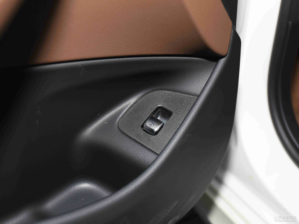 鉆石白奔馳E級車廂內(nèi)飾圖片