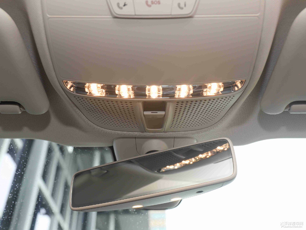 鉆石白奔馳E級車廂內(nèi)飾圖片
