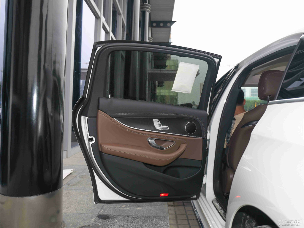 鉆石白奔馳E級(jí)車廂內(nèi)飾圖片