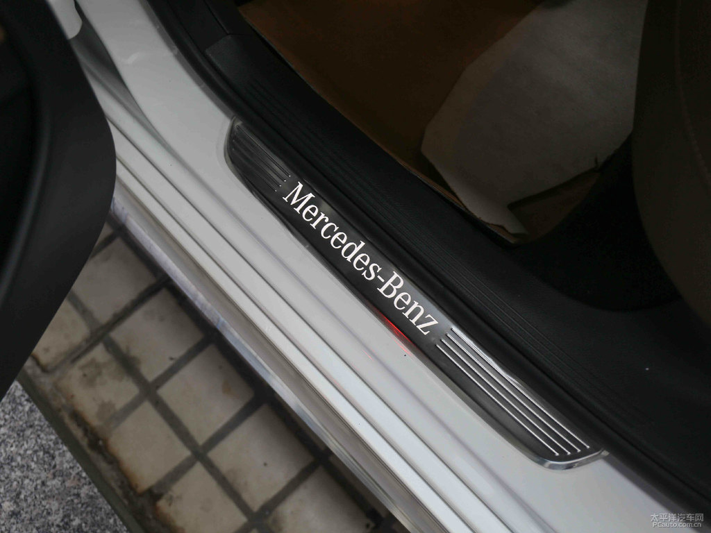 鉆石白奔馳E級車廂內(nèi)飾圖片