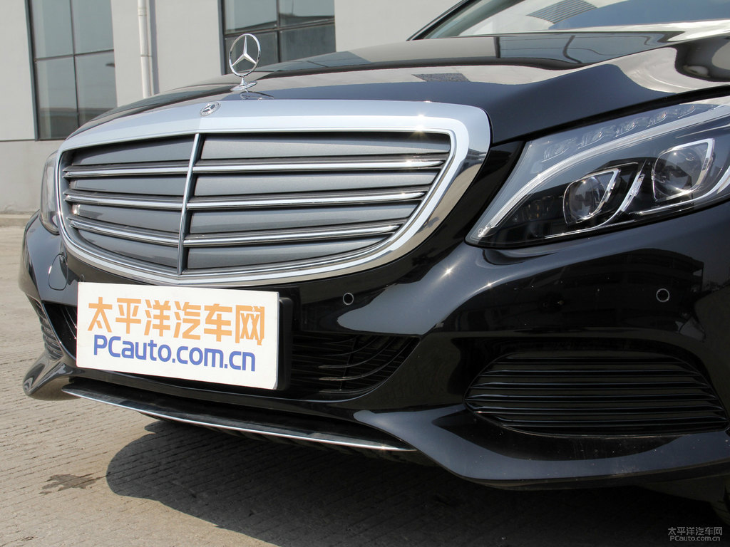 曜巖黑奔馳C級(jí)車頭外觀圖片