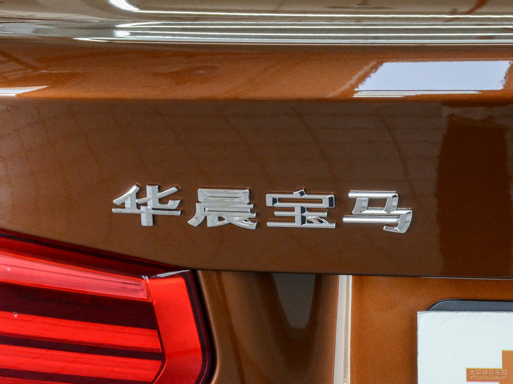 栗銅棕色寶馬3系車尾外觀圖片