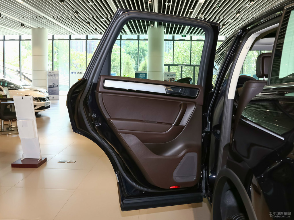 鋼琴黑途銳車(chē)廂內(nèi)飾圖片