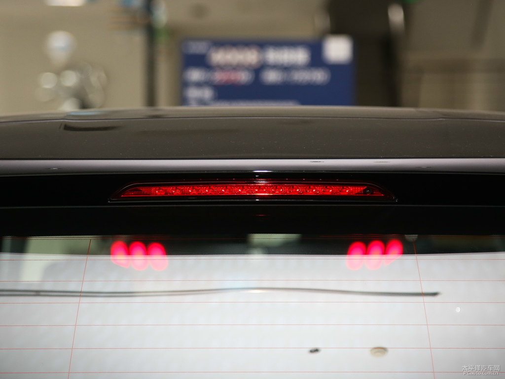 碳晶黑標致5008車尾外觀圖片
