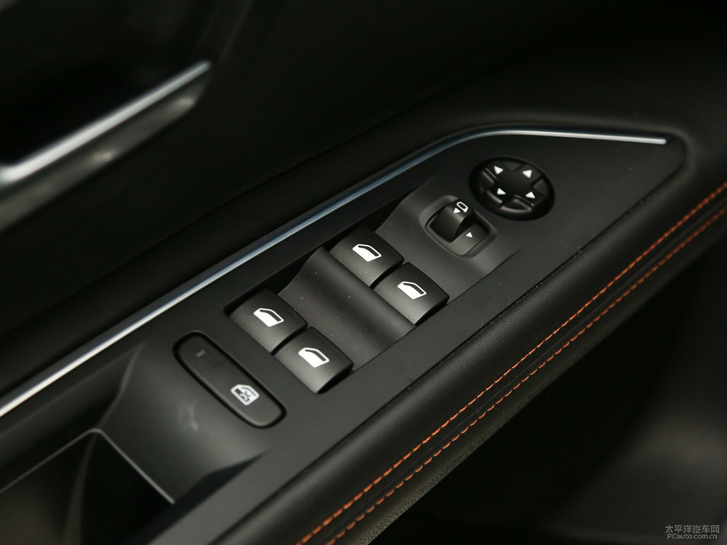 碳晶黑標(biāo)致5008車廂內(nèi)飾圖片