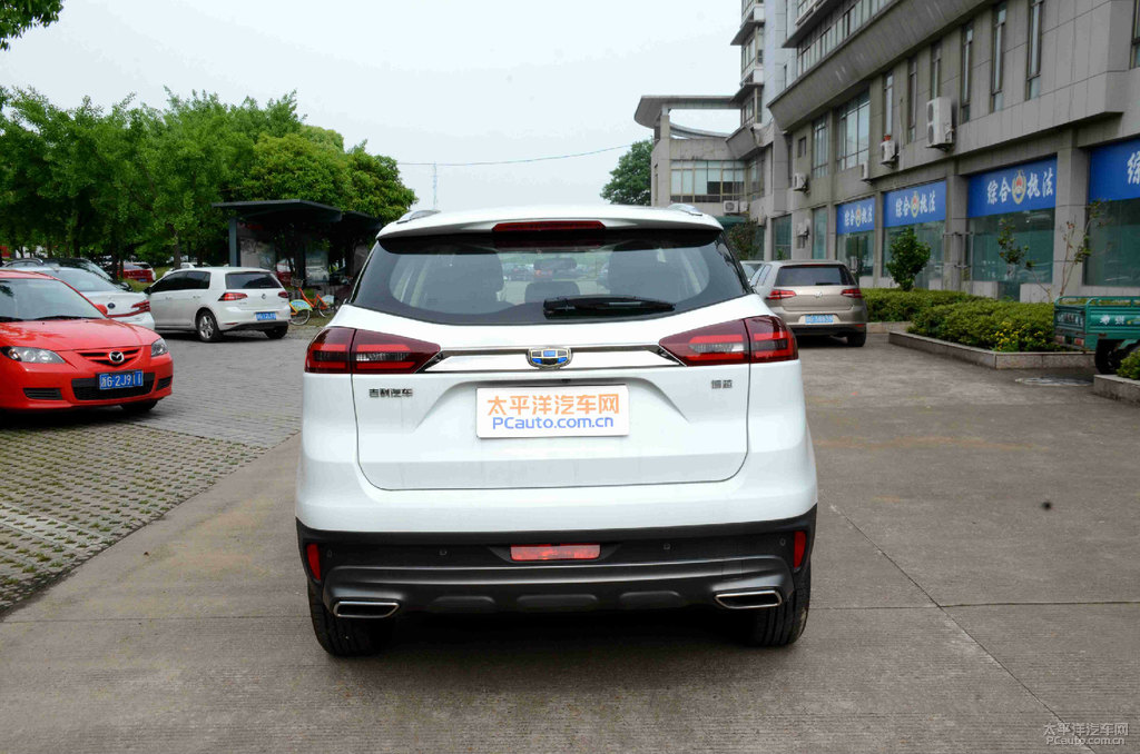 漢玉白博越車尾外觀圖片