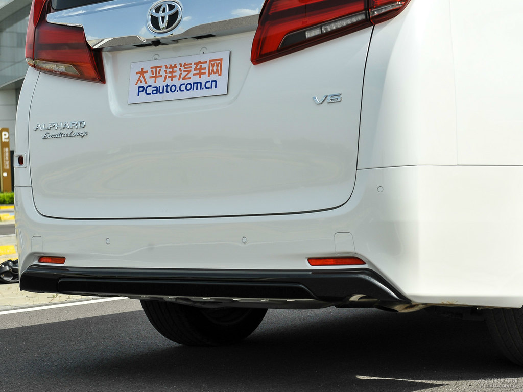 象牙白埃爾法車尾外觀圖片