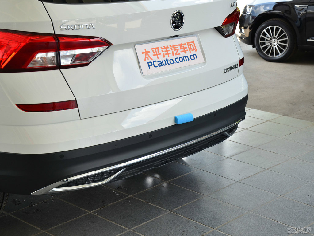 文藝白柯米克車尾外觀圖片