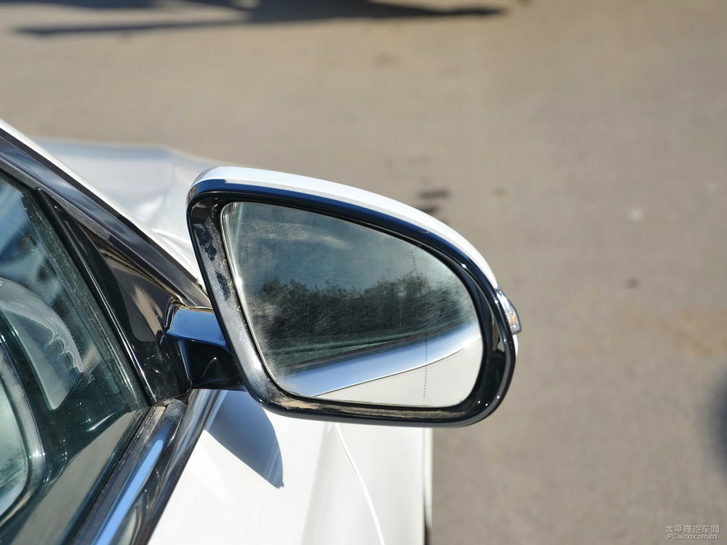 北極白奔馳C級車身外觀圖片