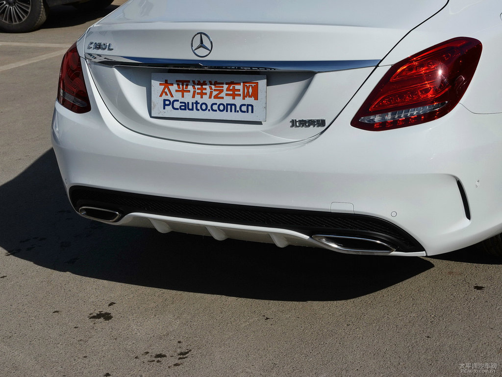 北極白奔馳C級(jí)車尾外觀圖片