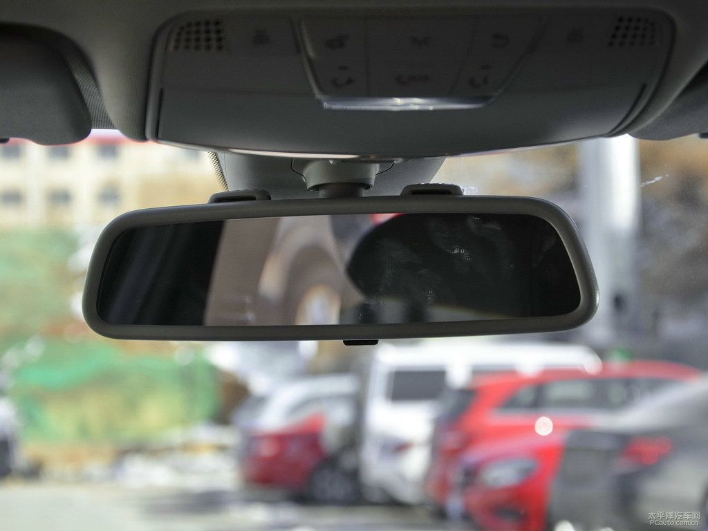 北極白奔馳C級車廂內(nèi)飾圖片