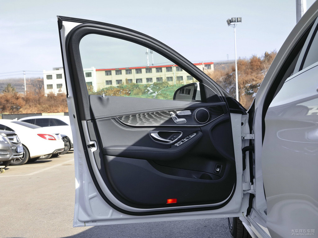 北極白奔馳C級車廂內(nèi)飾圖片