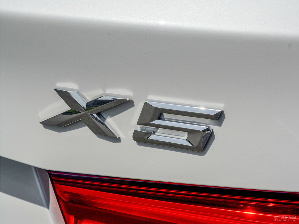 礦石白寶馬X5(進(jìn)口)車尾外觀圖片