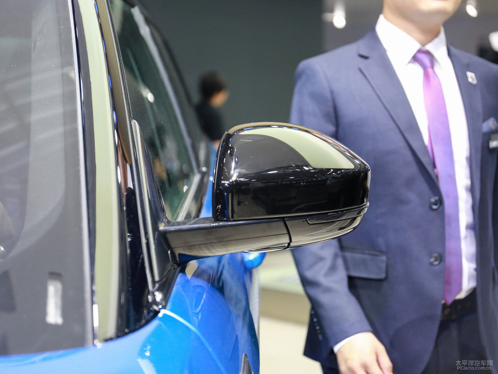 夢蓮湖藍攬勝極光車身外觀圖片