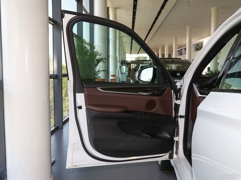 礦石白寶馬X5(進(jìn)口)車廂內(nèi)飾圖片