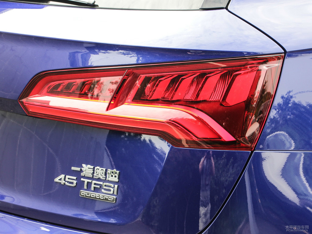 探索藍(lán)奧迪Q5L車尾外觀圖片