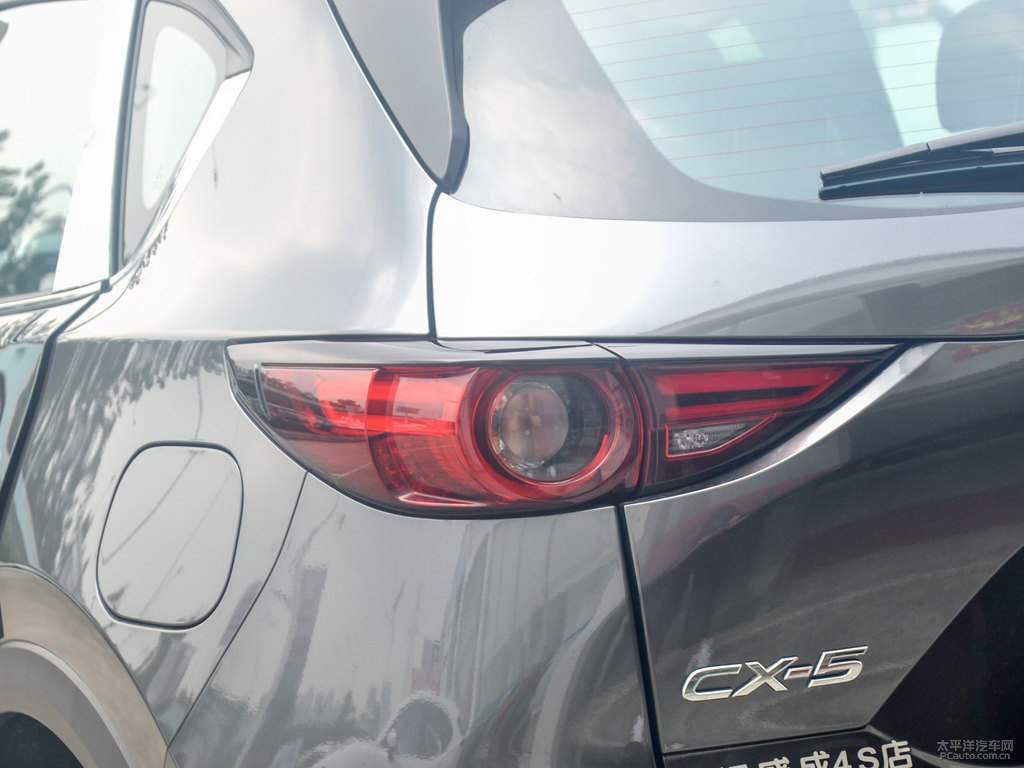 鉑鋼灰馬自達CX-5車尾外觀圖片