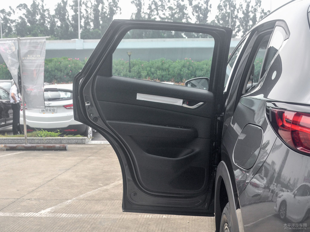 鉑鋼灰馬自達(dá)CX-5車廂內(nèi)飾圖片