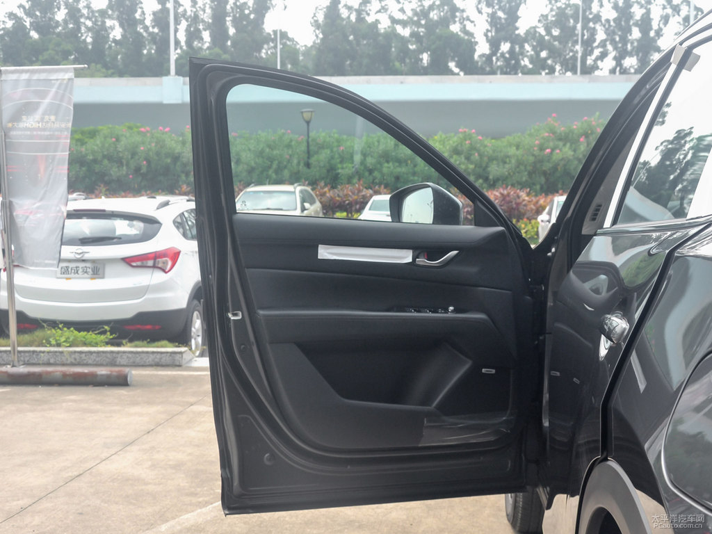 鉑鋼灰馬自達(dá)CX-5車廂內(nèi)飾圖片