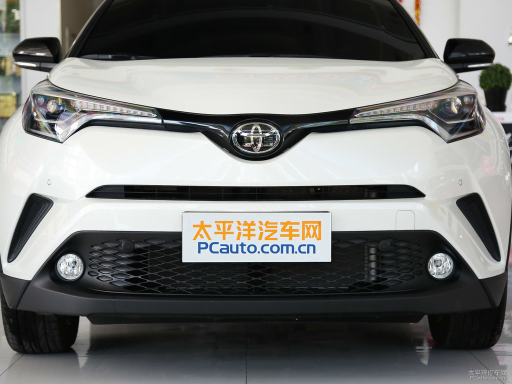 珍珠白豐田C-HR車頭外觀圖片