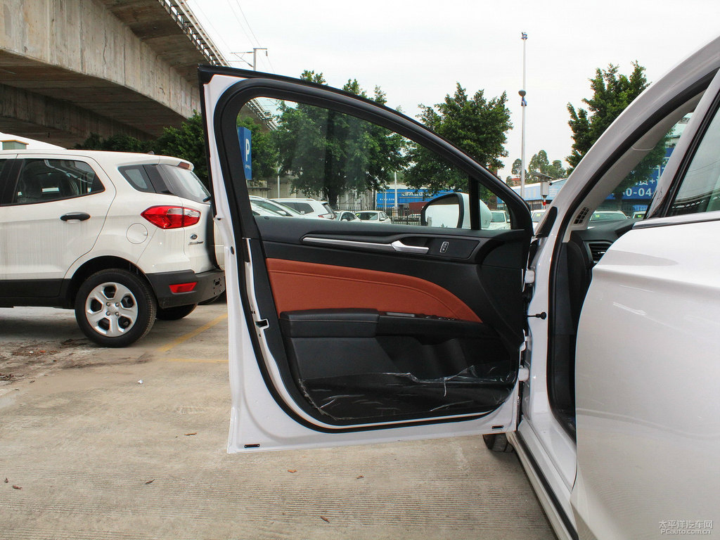 鉑鉆白蒙迪歐車廂內飾圖片