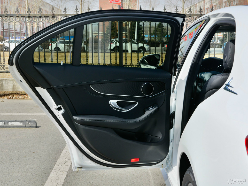 北極白奔馳C級車廂內(nèi)飾圖片