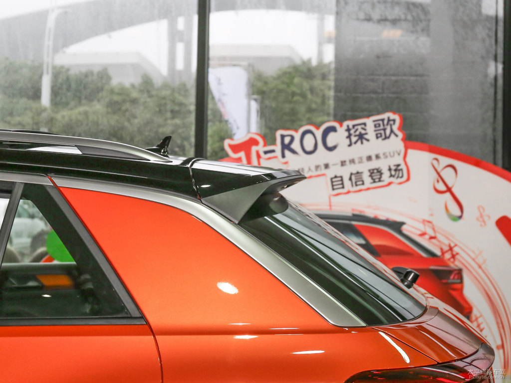 烈焰橙T-ROC探歌車尾外觀圖片
