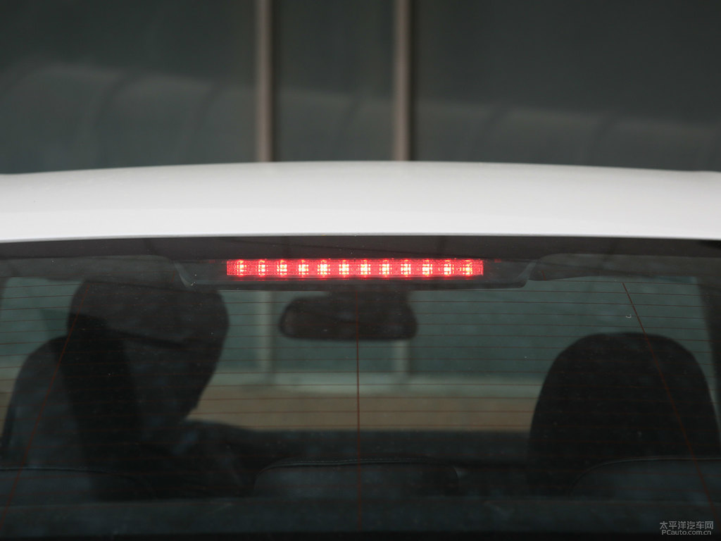 珠光白標(biāo)致408車尾外觀圖片