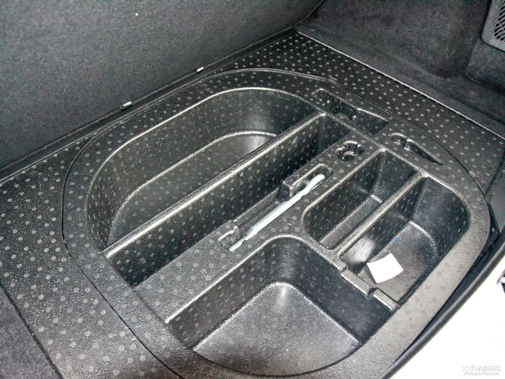 藍(lán)領(lǐng)克02后備廂空間圖片