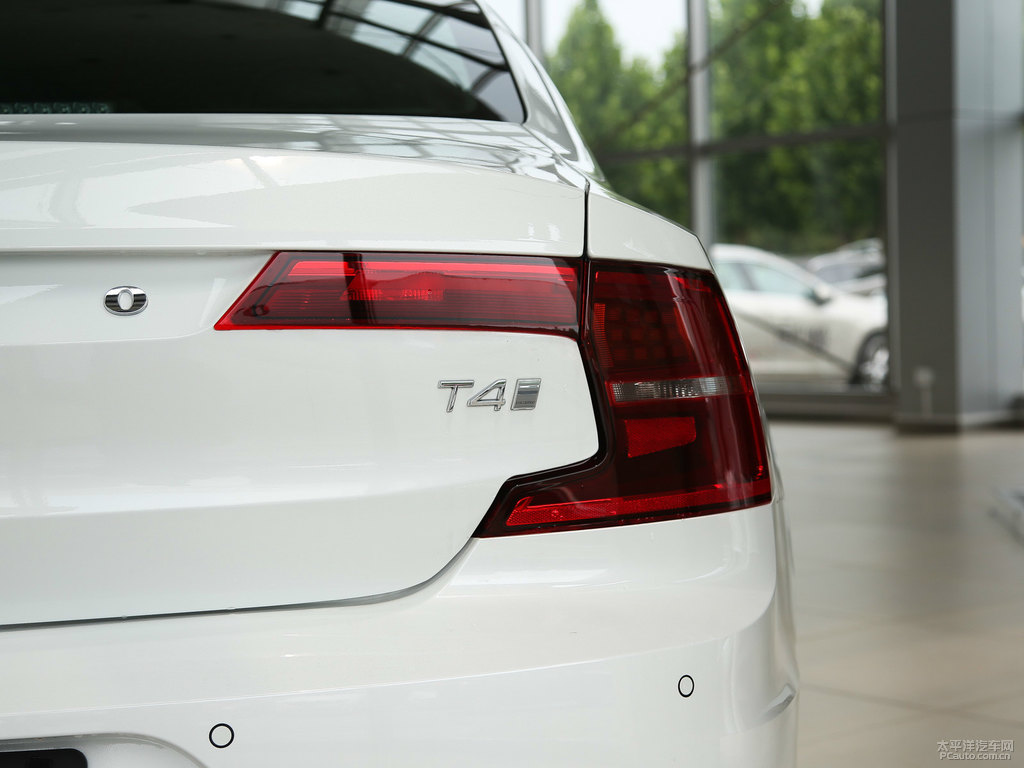 水晶白沃爾沃S90車尾外觀圖片