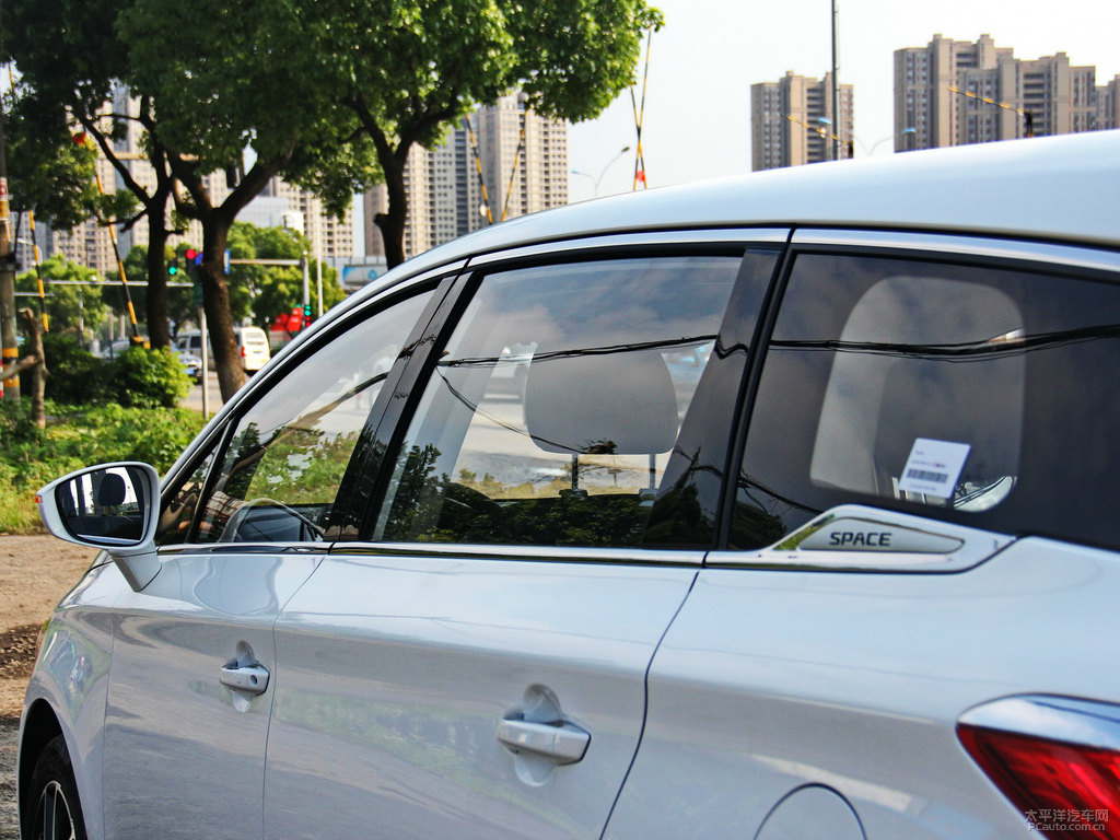 水晶白宋MAX車身外觀圖片