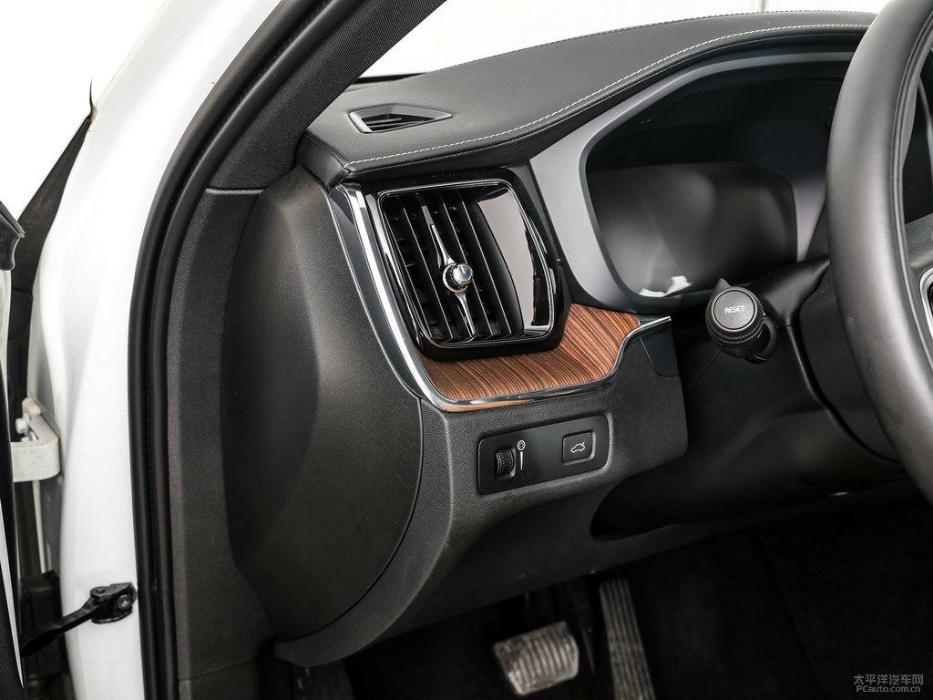 水晶白沃爾沃XC60中控內(nèi)飾圖片