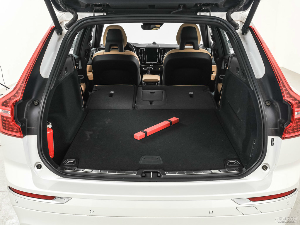 水晶白沃爾沃XC60后備廂空間圖片