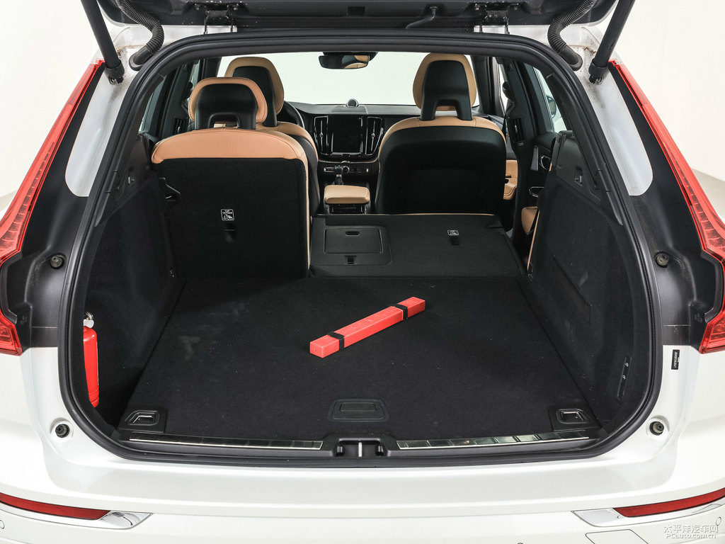 水晶白沃爾沃XC60后備廂空間圖片
