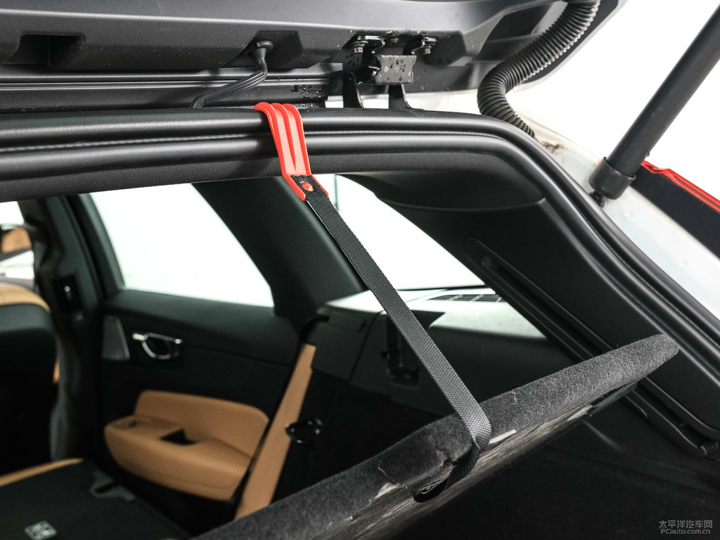 水晶白沃爾沃XC60后備廂空間圖片