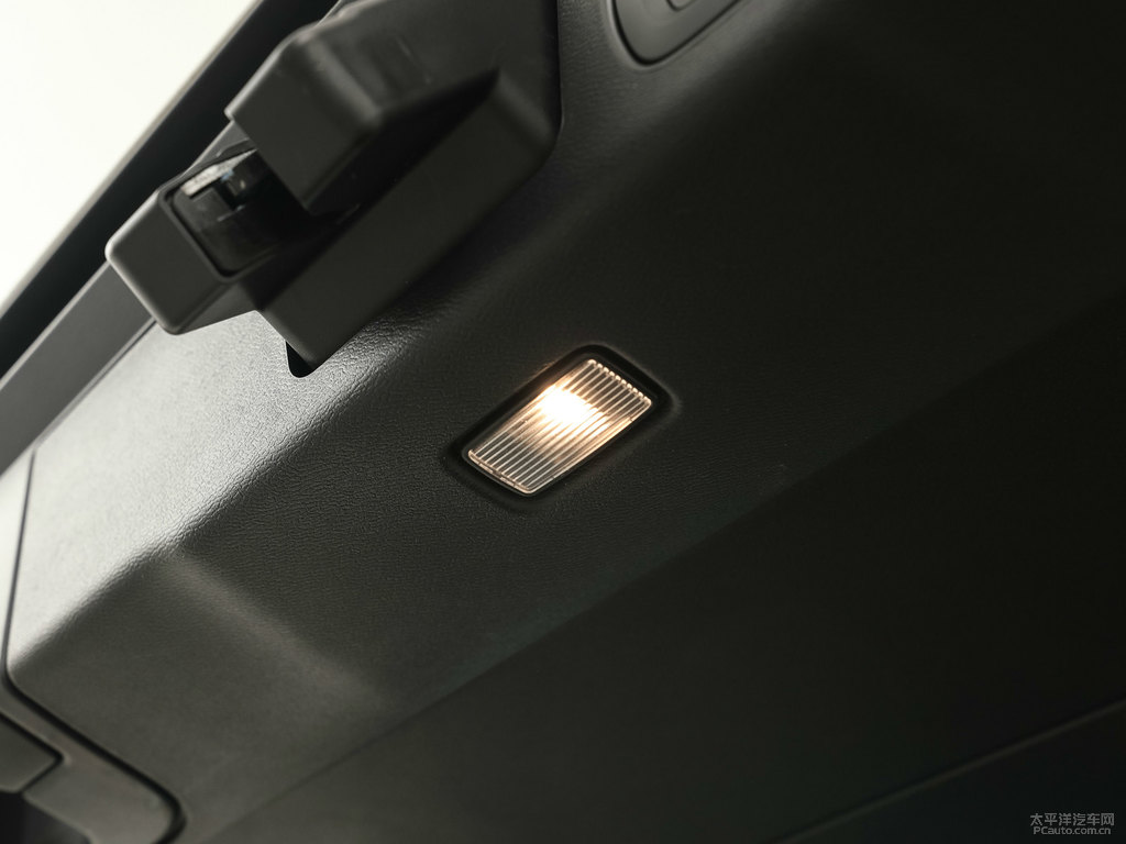水晶白沃爾沃XC60后備廂空間圖片