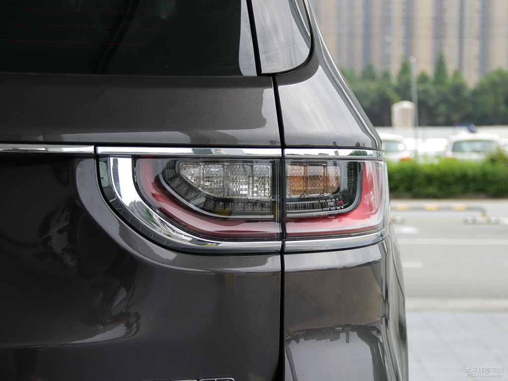 阿布扎比棕大指揮官車尾外觀圖片