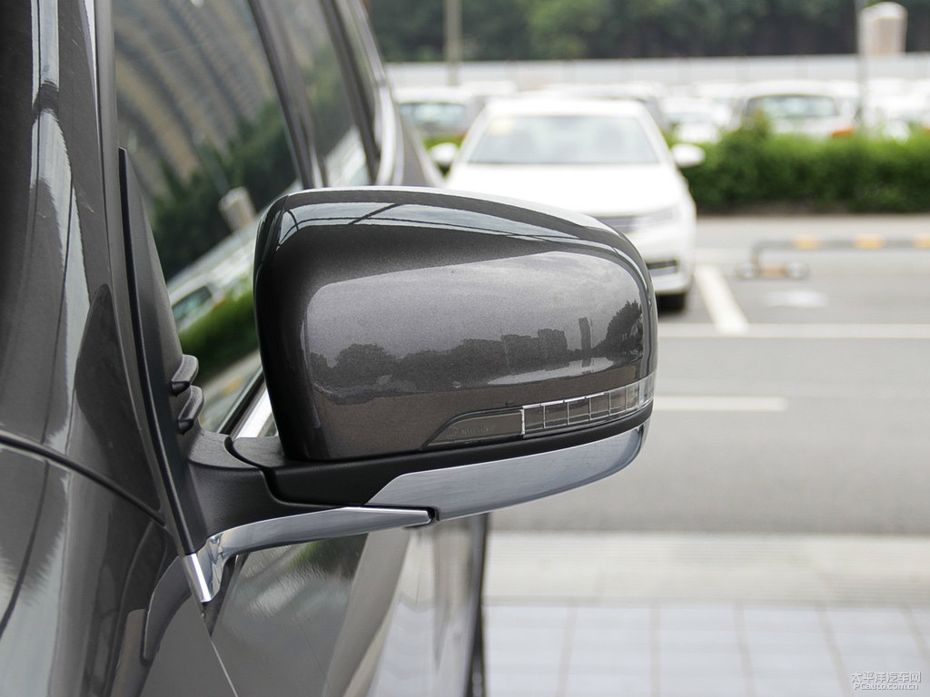 阿布扎比棕大指揮官車身外觀圖片