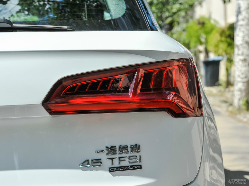朱鷺白奧迪Q5L車尾外觀圖片