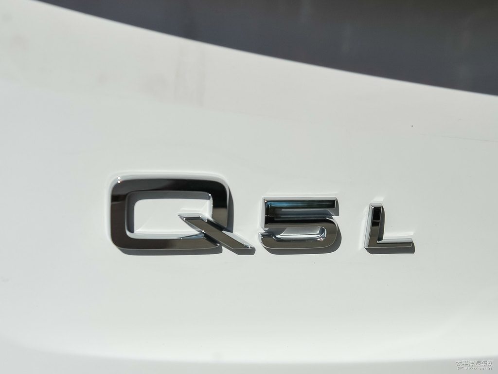 朱鷺白奧迪Q5L車尾外觀圖片