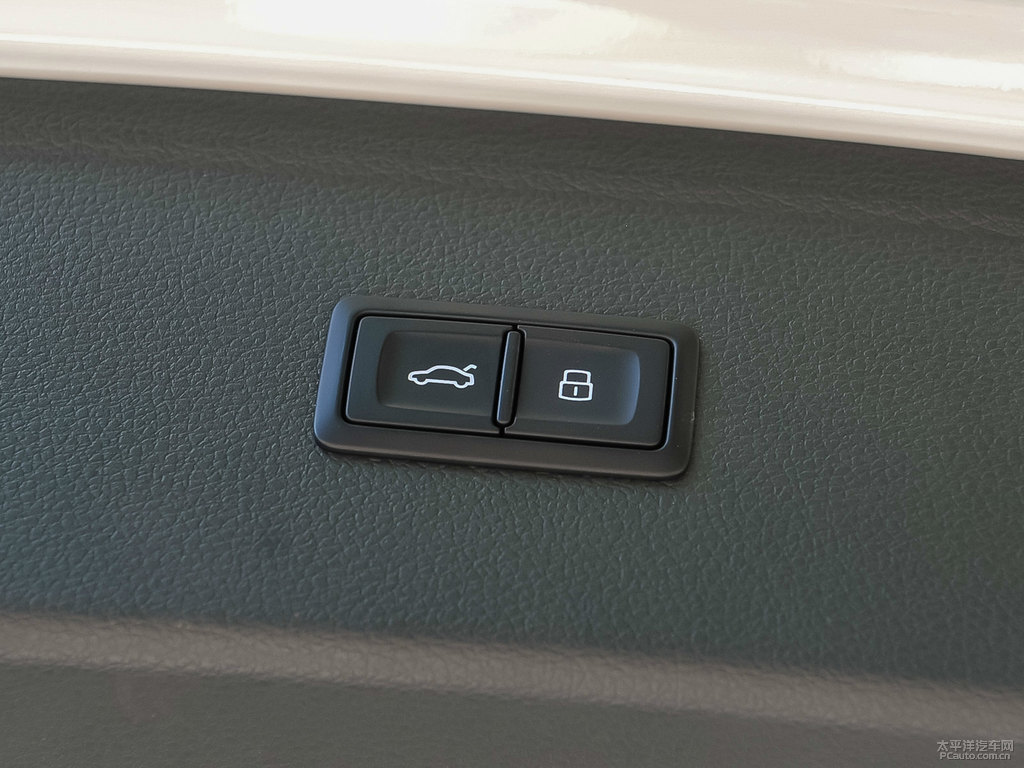 朱鷺白奧迪Q5L后備廂空間圖片