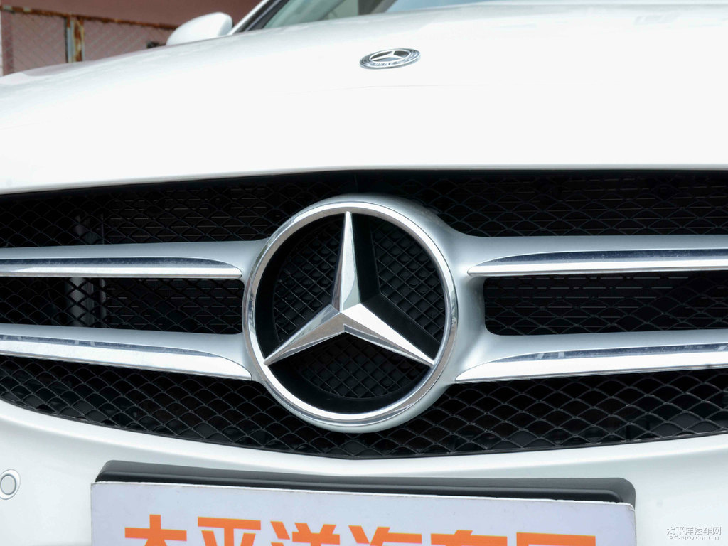 北極白奔馳C級車頭外觀圖片