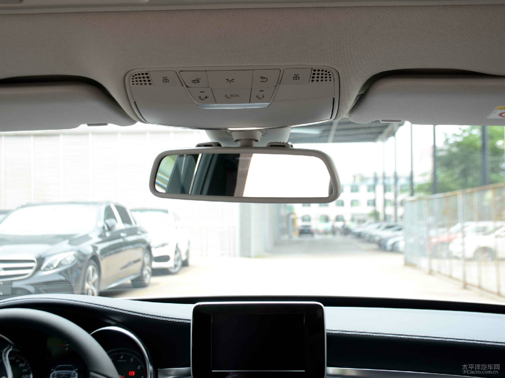 北極白奔馳C級車廂內(nèi)飾圖片