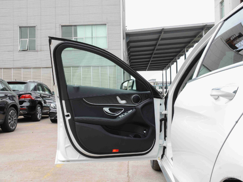 北極白奔馳C級車廂內(nèi)飾圖片